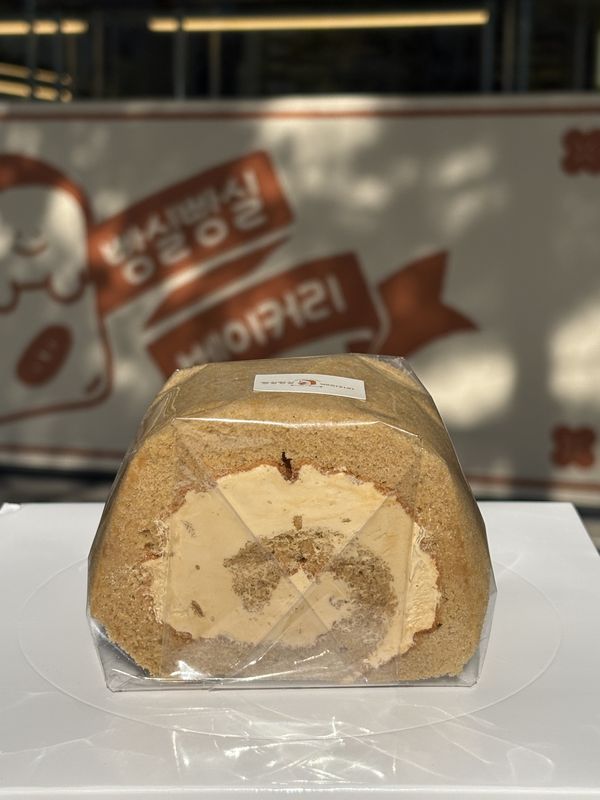 모카 크림이 말려 들어간 롤케이크 단면